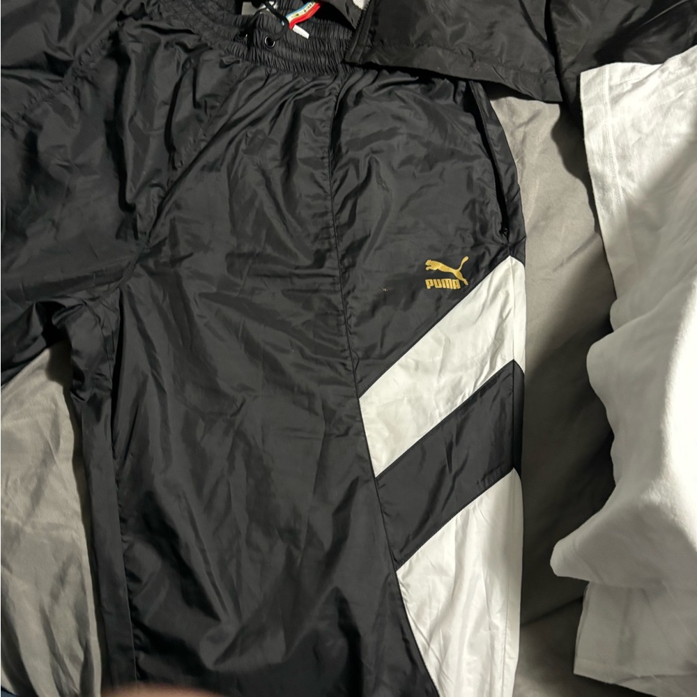 Men’s puma size, extra large jacket, pants t shirt, 60 bucks,